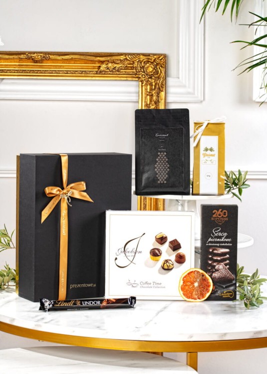 Kosz prezentowy ze słodyczami i herbatką M05