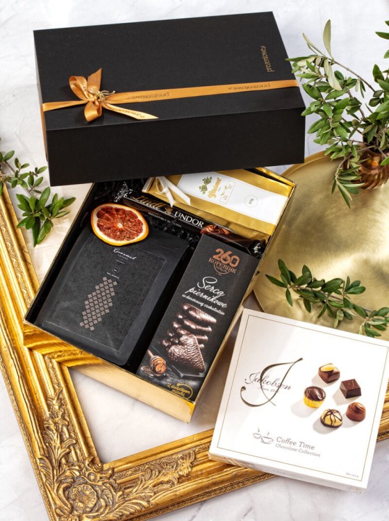 Kosz prezentowy ze słodyczami i herbatką M05